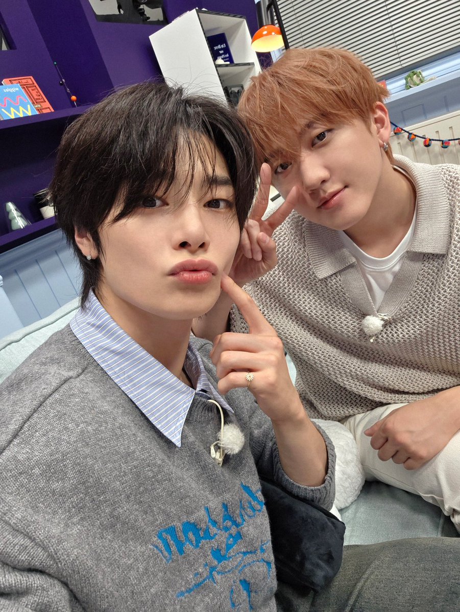 Stray_Kids's tweet image. [SKZ-BEHIND📸]

오늘의 투키즈룸 주인공은 🐷🐰창빈&amp;amp;아이엔🦊!
언제나 자랑스러운 꿀빵즈💫

#StrayKids #스트레이키즈
#창빈 #Changbin
#아이엔 #I_N
#2KidsRoom #투키즈룸
#YouMakeStrayKidsStay
