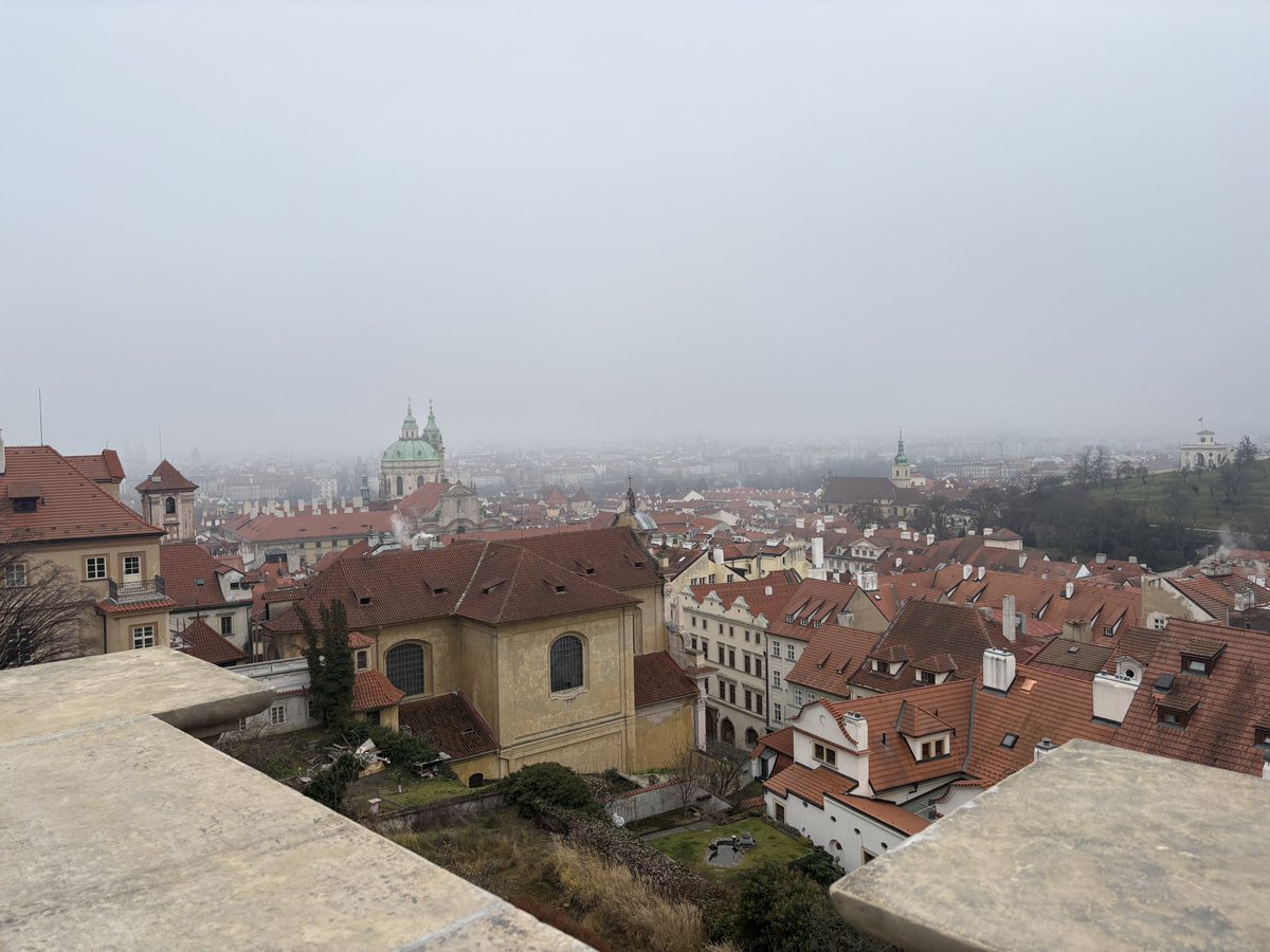 チェコ🇨🇿 プラハ、霧に包まれた赤い屋根が綺麗なバロックの街並み