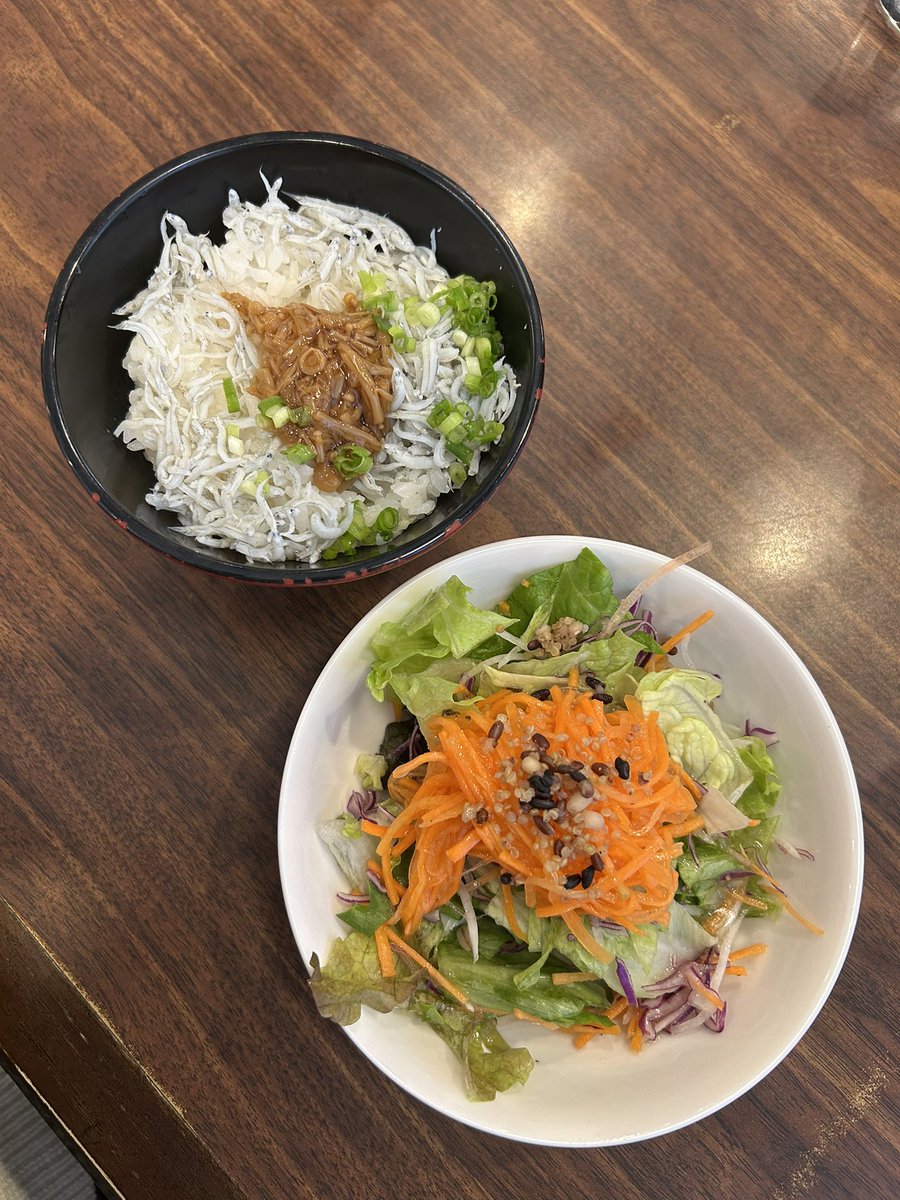 しらす丼とキャロットサラダ