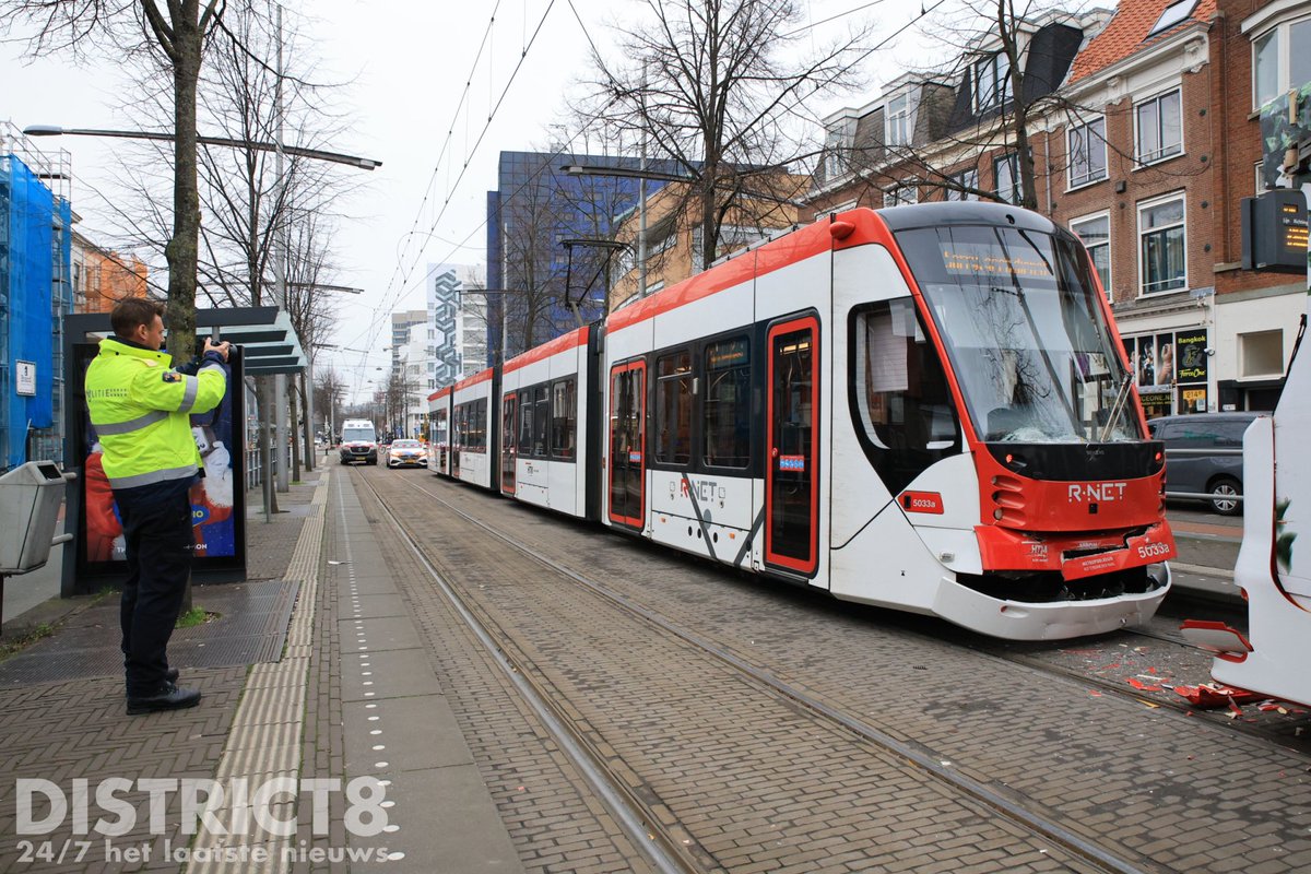 RedactieD8's tweet photo. Bij de botsing tussen twee trams op het #Spui in #DenHaag zijn acht personen gewond geraakt, vier van hen moesten naar het ziekenhuis vervoerd worden. De afdeling Forensische Opsporing Verkeer (FOV) doet ter plaatse onderzoek naar het ongeval. https://t.co/NPg51LXpmS