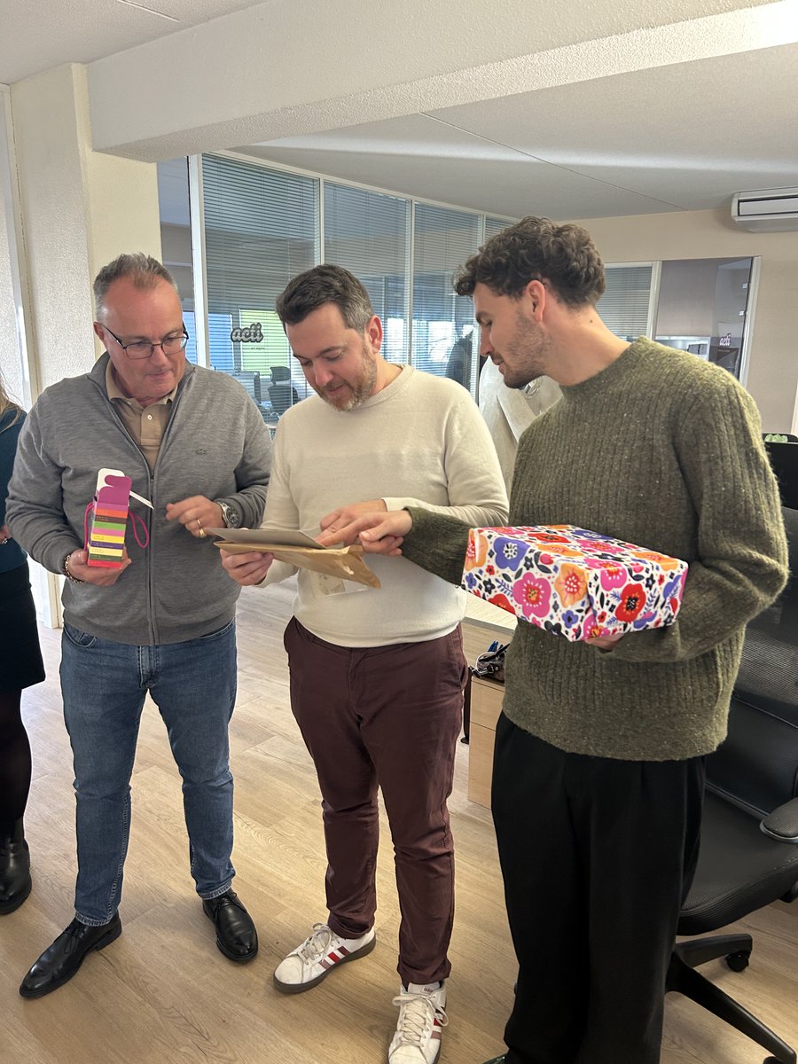 🎁 Place à un moment que nous attendons tous chaque année : le Secret Santa version <a href="/acti/">Agence digitale acti</a> &amp; NAGA, suivi d’un repas de Noël comme nous les aimons.

✨ Merci à toute la team pour 2025.
Nous rechargons, nous trinquons… et nous revenons en 2026 encore plus affûtés ! 💫