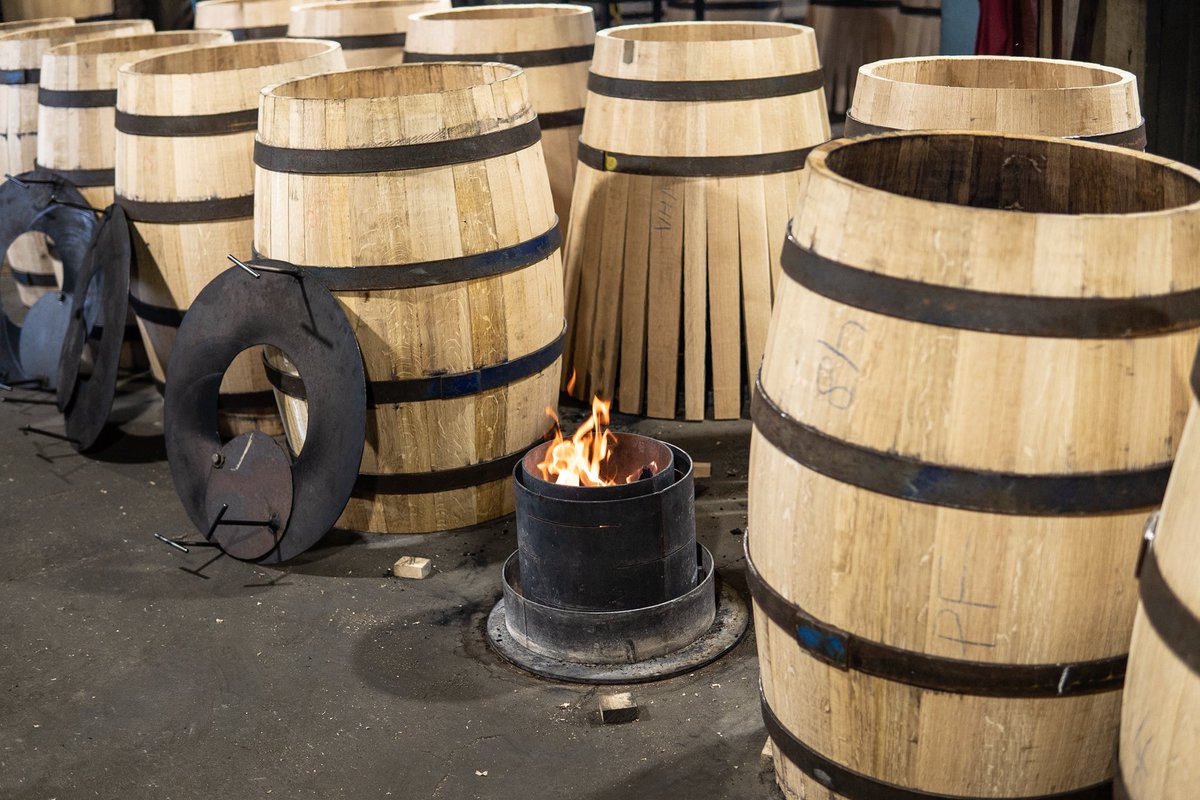 GangutiaTonel's tweet photo. Las barricas toman forma, el fuego entra en escena y comienza el proceso que definirá su carácter. En laTonelería , cada pieza se trabaja con precisión y respeto por la tradición. El tostado no es solo técnica, es pasión y experiencia transformando madera en historia líquida. https://t.co/aXbdnjvBWA
