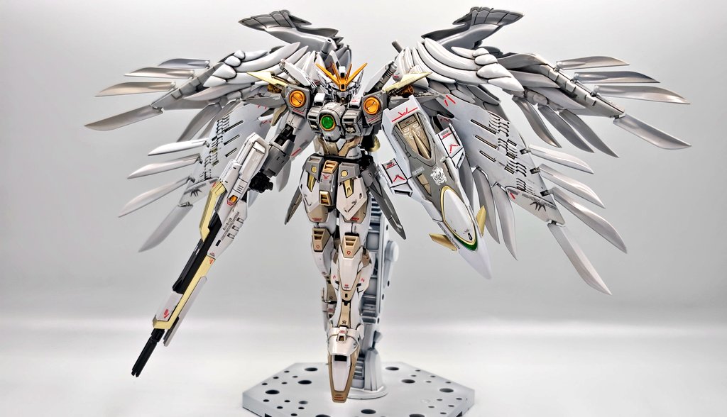 Taka_Shogun02's tweet photo. ウイングガンダムスノーホワイト 完成！！

RGウイングガンダムゼロと
RGウイングガンダムゼロ(ew)4体分のウイングバインダーをミキシングしました。

#ガンプラ好きと繋がりたい
＃ガンプラ
＃ウイングガンダムゼロ
＃ウイングガンダムスノーホワイト https://t.co/438JATdQSz