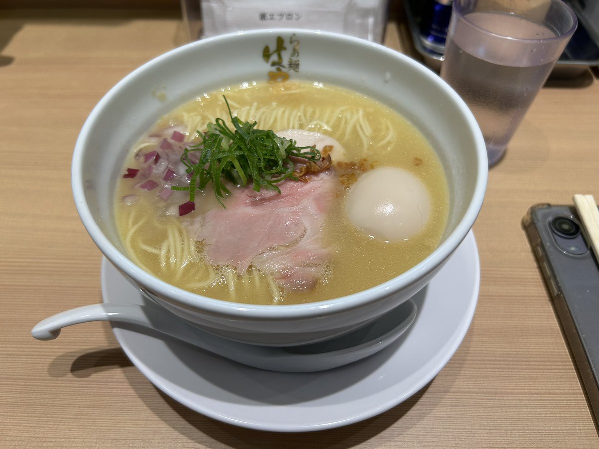eiziron's tweet photo. らぁ麺はやし田@品川港南口店にて、味玉鶏白湯らぁ麺完食なう。d(^_^o)
開店直後の行列が緩和されて、入りやすくなったところで2回目の訪問。
なめらかでコクのある鶏白湯スープにシルキーな細麺がよくあいます。
2種のチャーシューと味玉もそつなく刻み玉ねぎも良いアクセント。本日もご馳走様でした https://t.co/DbZcXEsy6E