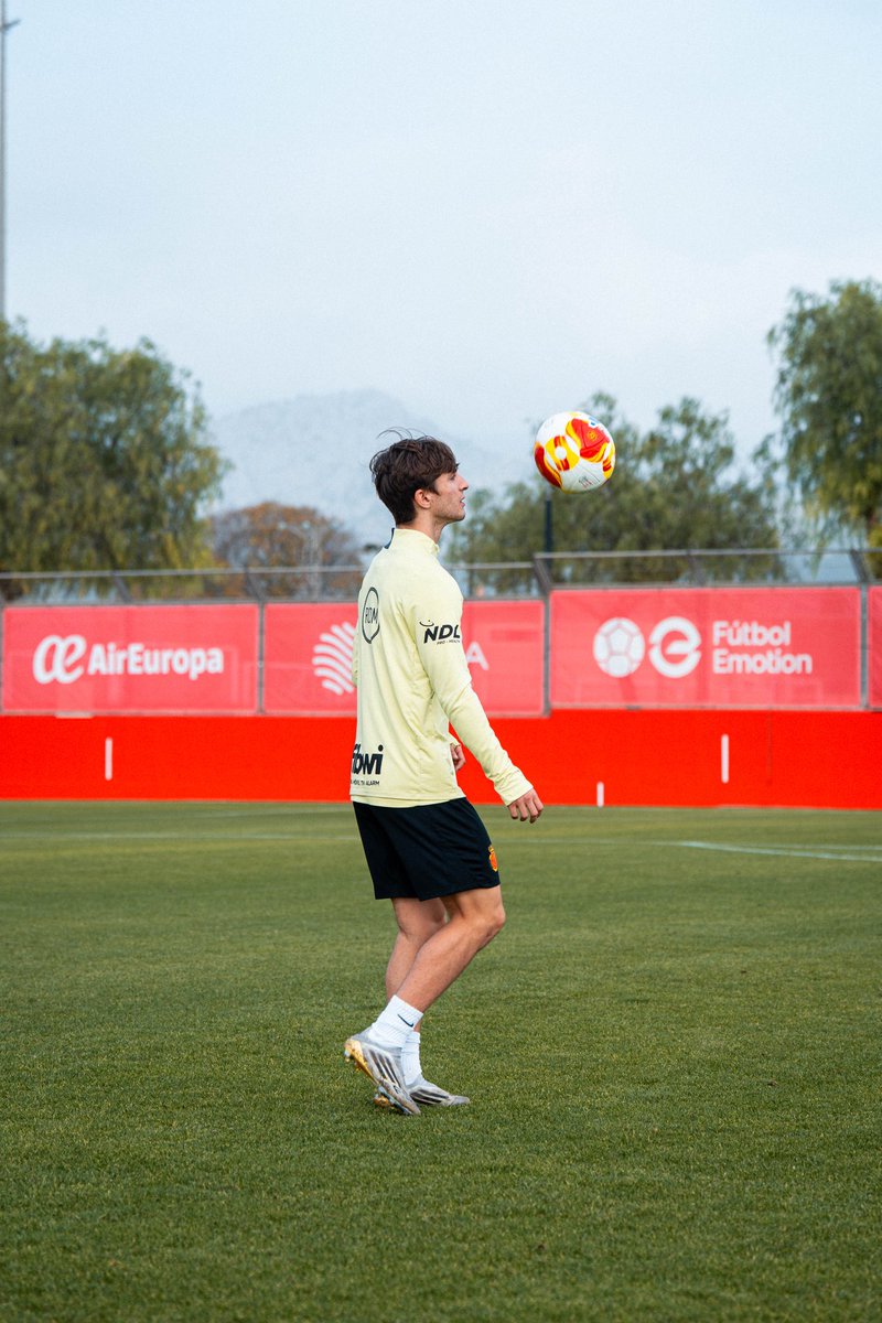 RCD_Mallorca's tweet photo. Primera convocatoria con el primer equipo para Jandro 👹✅ https://t.co/oyszdXlEi7