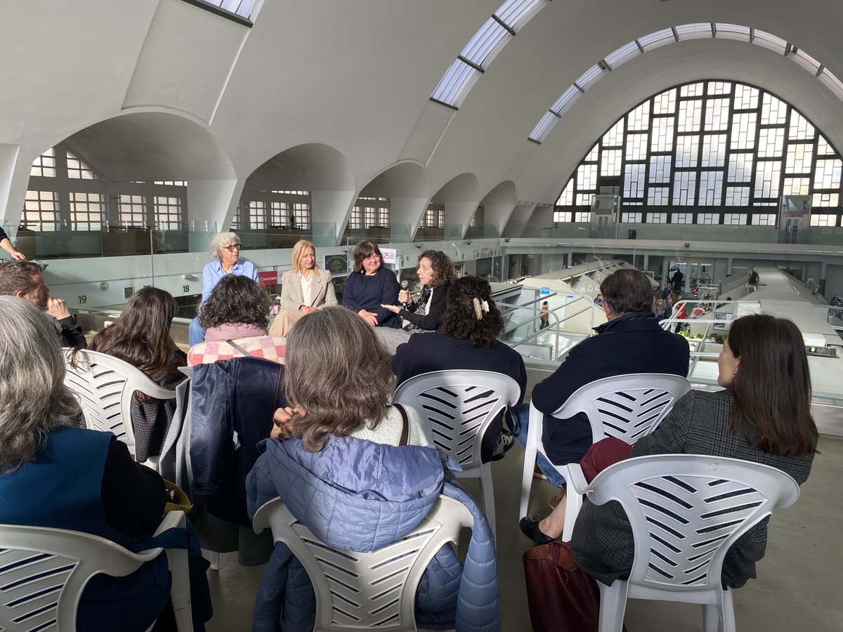 Este sábado, a demarcación da Coruña do Colexio de Xornalistas xuntou en #XornalistasNoMercado, coa colaboración de <a href="/AParva_/">AParva</a>,  as xornalistas coruñesas entrevistadas en #ACrónicaRevelada: Isabel Bravo, Cristina Lombao e Carmen Merelas, nun debate moderado por <a href="/dvazquezblanco/">dolores vazquez</a>.