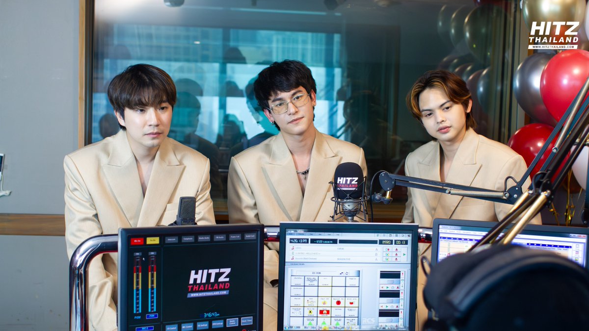 HITZThailand's tweet photo. หนุ่มๆ วง #V3RSE ✨ แวะมาพูดคุยถึงเพลง 'จำ(ขึ้น)ใจ' 💢❤ ใน #HelloHITZ with #DJJOB

#HITZThailand #AllTheHits
#V3RSE_จำขึ้นใจ #V3RSE
#WhiteMusicRecord
#GMMMusic

@OfficialV3RSE  @WhiteMusicClub 

👉🏻 ใครไม่ทันได้ดูสัม���าษณ์สด คลิกชมย้อนหลังได้ที่
https://t.co/y0G61sL7yh https://t.co/9l4MVPw2ra