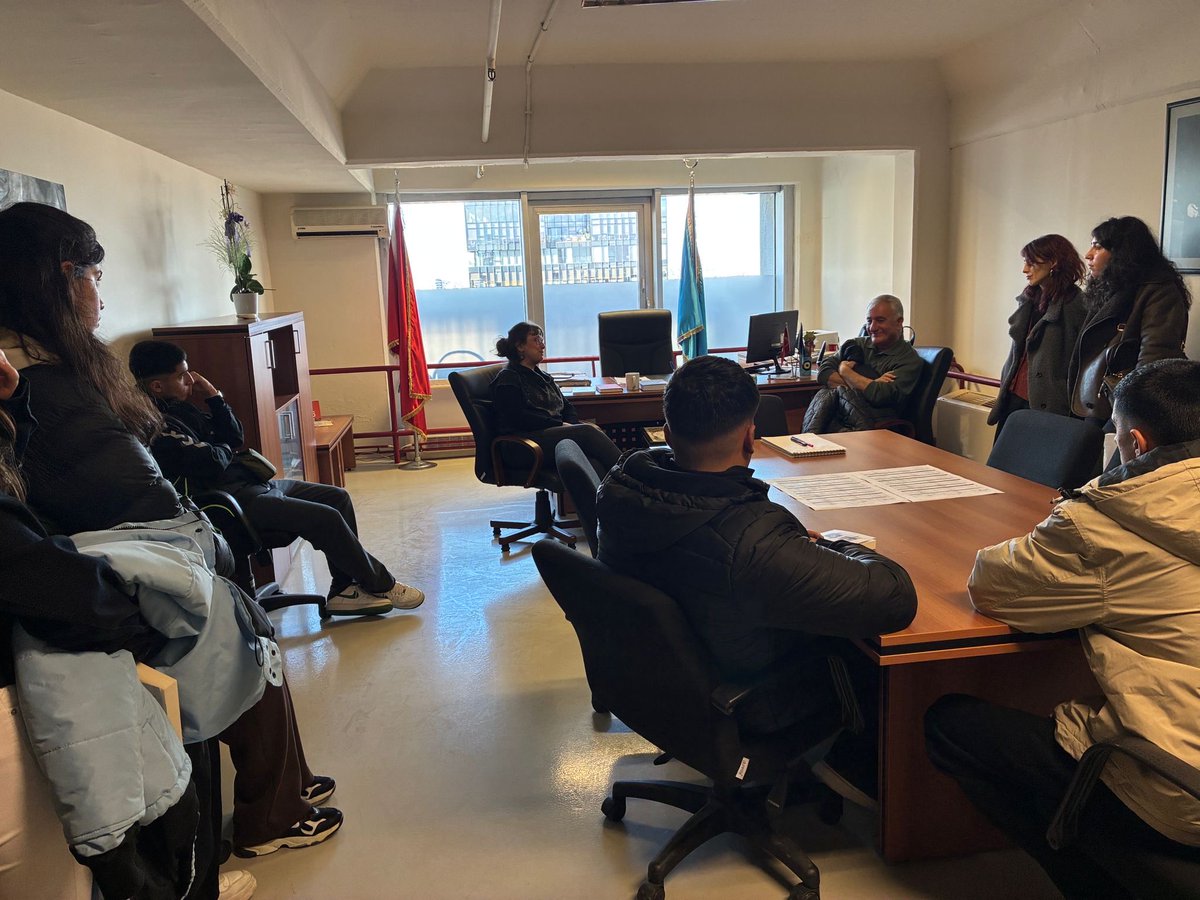 Üniversiteleri tanımak amacıyla Nazımiye’den gelen Anadolu Lisesi öğrenci ve ögretmenleri bugün Mimar Sinan Güzel Sanatlar Üniversitesi Fen Edebiyat Fakültesini ziyaret ettiler. 

Bu kapsamda dekanlık dışında tek tek bölümleri ve Meslek Yüksek Okulu müdürlüğünü gezip, ilgili