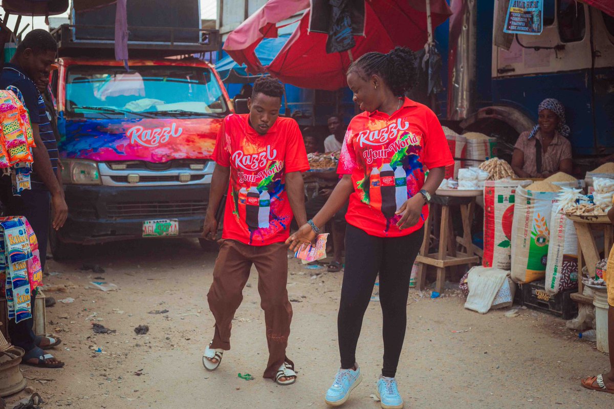 OfficialUdiBoy's tweet image. One minute people were shopping at Mile 3 market in Port Harcourt and the next minute it was a full celebration.

@drinkrazzl_ng really brought Detty December where nobody expected it.

#RazzlChristmasStorm