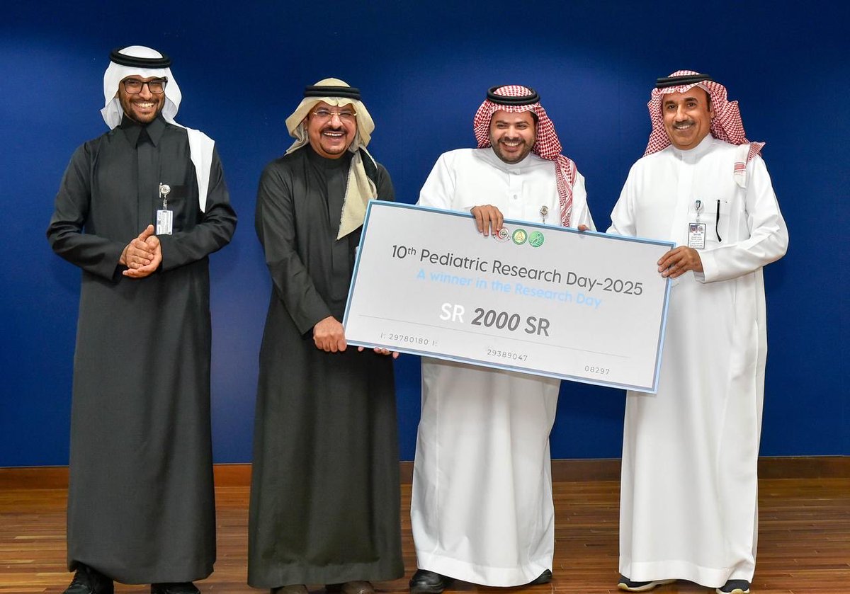 NGHAnews's tweet photo. احتفل قسم طب الأطفال بيوم البحث العلمي العاشر.

خلال عقدين من تنظيم هذه الفعالية العلمية، شهد الإنتاج العلمي في القسم تطوراً نوعياً ملحوظاً، حيث تمكن القسم من نشر العديد من الأوراق العلمية التي شملت كافة مجالات رعاية الطفل، فيما يتعلق بجوانب الوقاية والتشخيص والعلاج. 

شمل هذا الإنتاج العلمي أوراقاً بحثية بمشاركة عددٍ من المراكز الطبية والباحثين على المستويات المحلية والإقليمية والعالمية. كما تم خلال الفعالية استعراض ما تم إنجازه حتى تاريخه من قواعد البيانات وسجلات الأمراض المتعلقة برعاية الطفل.

وقد تم خلال اللقاء أيضاً تقديم محاضرة من قِبل مسؤولة السلامة السريرية وقائدة التحول الرقمي في مجال الصحة لدى شركة IBM،  أليكسيس إدواردز حول دور ومستقبل الذكاء الاصطناعي في دعم البحث العلمي.

#MNGHA