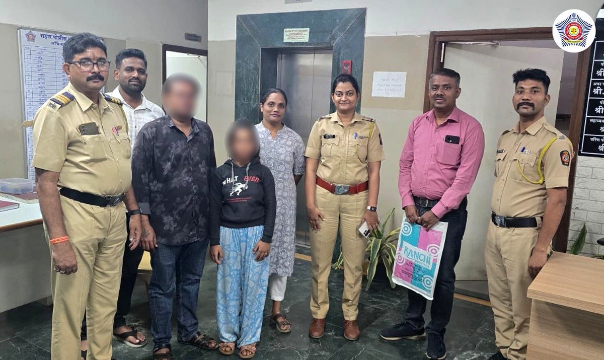 MumbaiPolice's tweet image. Following a minor argument, the minor girl left her residence and failed to return, prompting her father to file a missing person complaint at @SaharPS_Mumbai. Acting promptly, the officials initiated a search operation and successfully located the girl at Mumbai Central,…