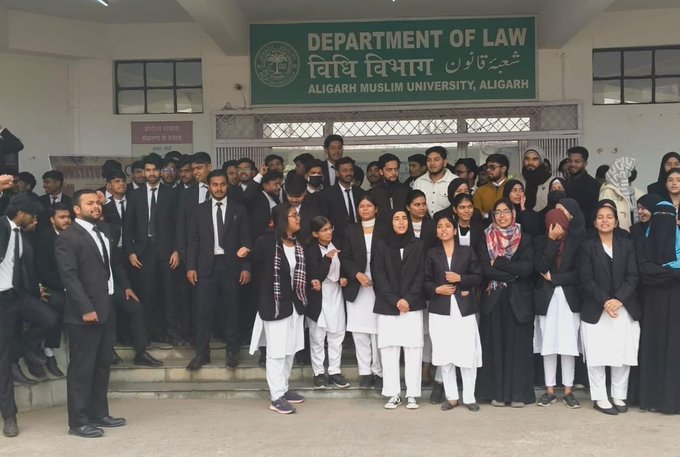 UnitedBharatUP's tweet image. अलीगढ़:AMU की लॉ फैकल्टी में बड़ी लापरवाही सामने आई है।छात्रों को गलती से पिछले साल (2024-2025)के प्रश्न पत्र थमा दिए गए।10 दिन बाद पेपर रद्द किए जाने से छात्रों में भारी आक्रोश।22 दिसंबर को दोबारा परीक्षा कराए जाने के नोटिस से छात्र भड़क उठे।#AMUProtest #LawFacultyIssue #Aligarh