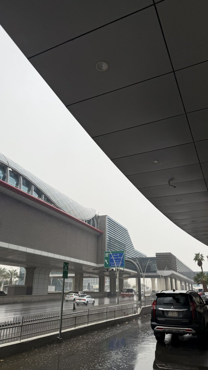 اتوقع جا وقت الهروب من الدوام 🌧️