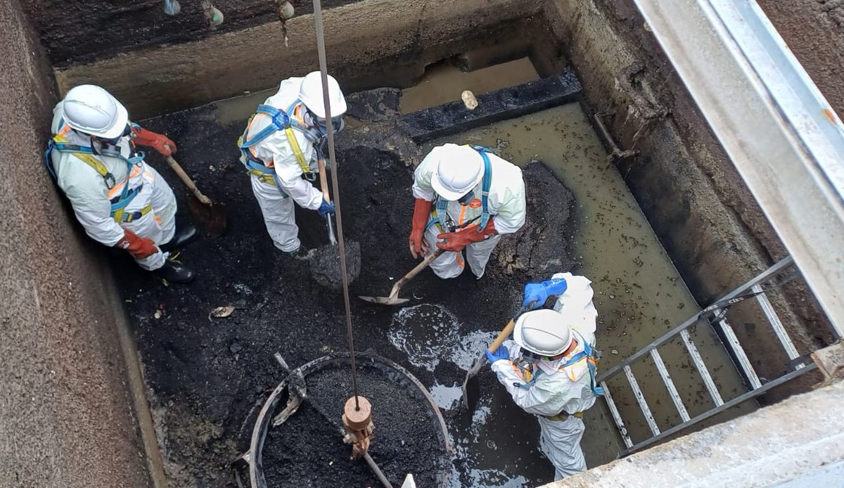 teidagua's tweet image. La limpieza del desarenador de la #EDAR de #PuntaDelHidalgo 🧑‍🏭 es esencial para retirar la arena arrastrada por las últimas lluvias 🌧️ y garantizar su #Funcionalidad, #Seguridad, y #Eficiencia 👌

☝️ Utilizamos todos los #EPI´s  y seguimos las #ReglasQueSalvanVidas ❤️ #SSL