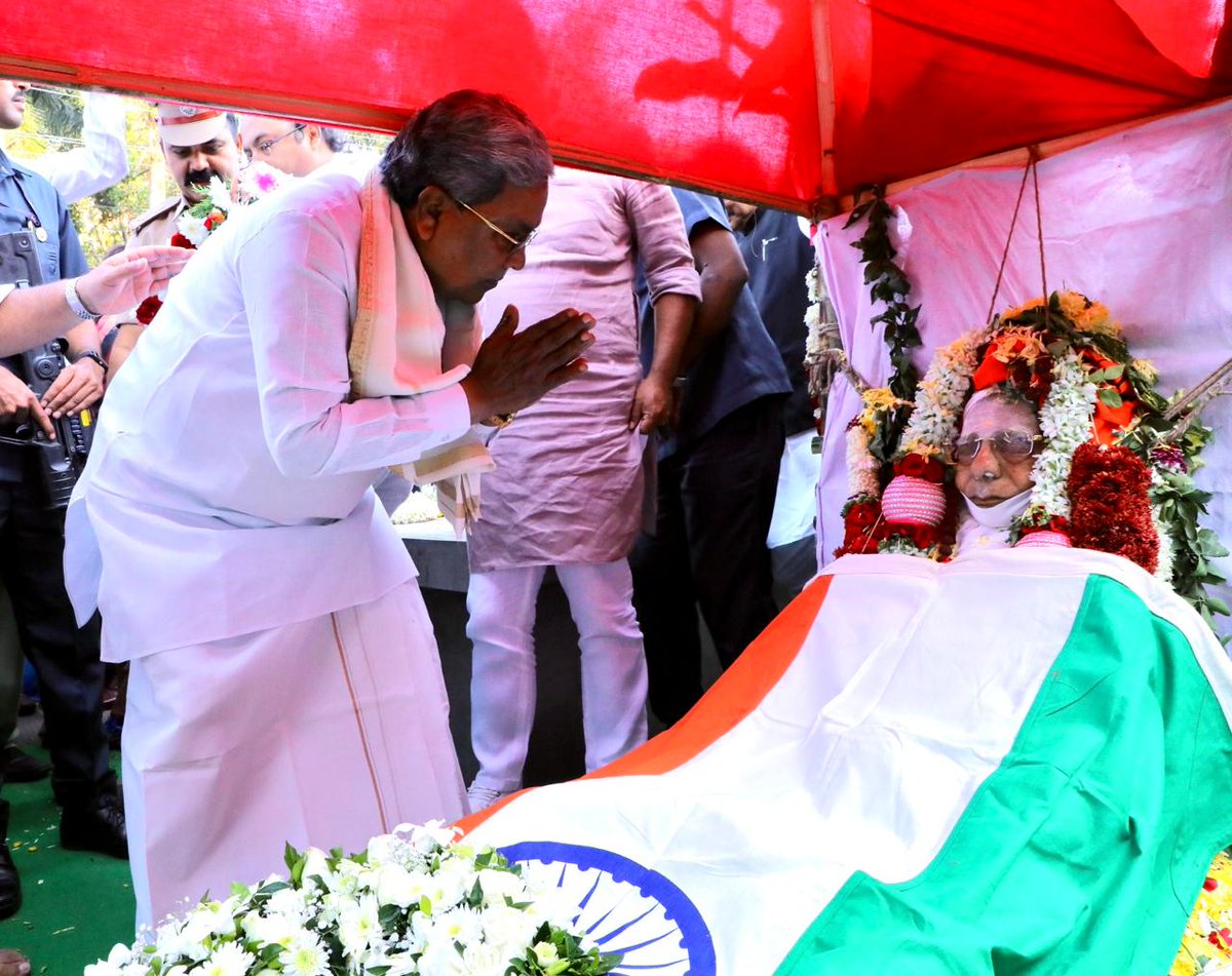 CMofKarnataka's tweet image. ನಿನ್ನೆ ನಿಧನರಾದ ಮಾಜಿ ಸಚಿವರು, ಶಾಸಕರು, ಹಿರಿಯ ನಾಯಕರು ಆದ ಶಾಮನೂರು ಶಿವಶಂಕರಪ್ಪ ಅವರ ಪಾರ್ಥಿವ ಶರೀರದ ಅಂತಿಮ ದರ್ಶನ ಪಡೆದ ಮುಖ್ಯಮಂತ್ರಿ @siddaramaiah ಅವರು, ಬಳಿಕ ಕುಟುಂಬ ಸದಸ್ಯರಿಗೆ ಸಾಂತ್ವನ ಹೇಳಿದರು.