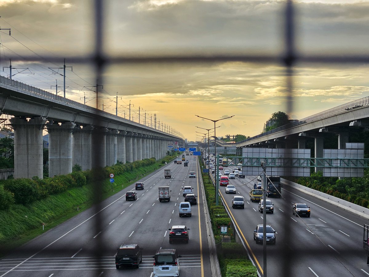 fazri91's tweet image. Sore ini di perbatasan Bekasi - Jakarta.

📱: #withGalaxy @samsungID #GalaxyS23
      @Snapdragon 8 Gen 2 for Galaxy

#ShotOnSnapdragon #SnapdragonInsiders #SamsungMembers #SMID