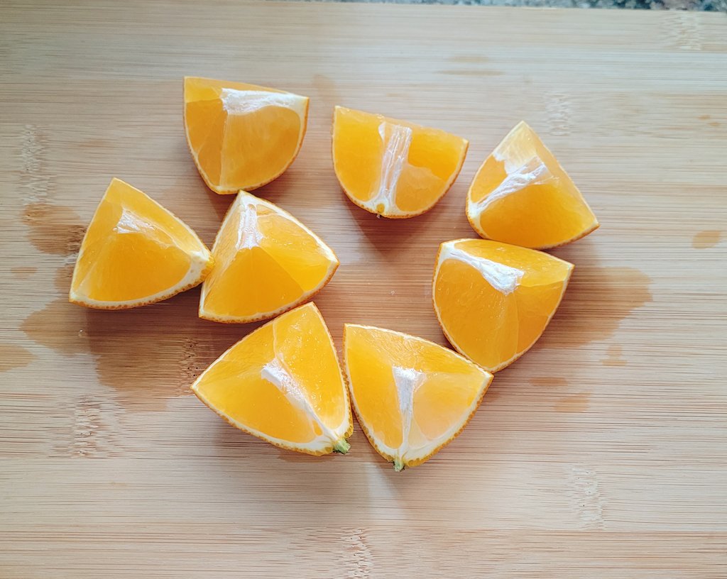 Fsriaroon's tweet photo. ส้มเอฮิเมะมาแล้ว  ปอกแบบนี้อร่อยขึ้น300% 🍊😍😋
ผ่าครึ่งตามขวาง➡️ ผ่าสี่ ➡️ลอกเปลือก➡️เฉือนไส้ในออก
ปล.มีดต้องคม https://t.co/ObpznJBIDb