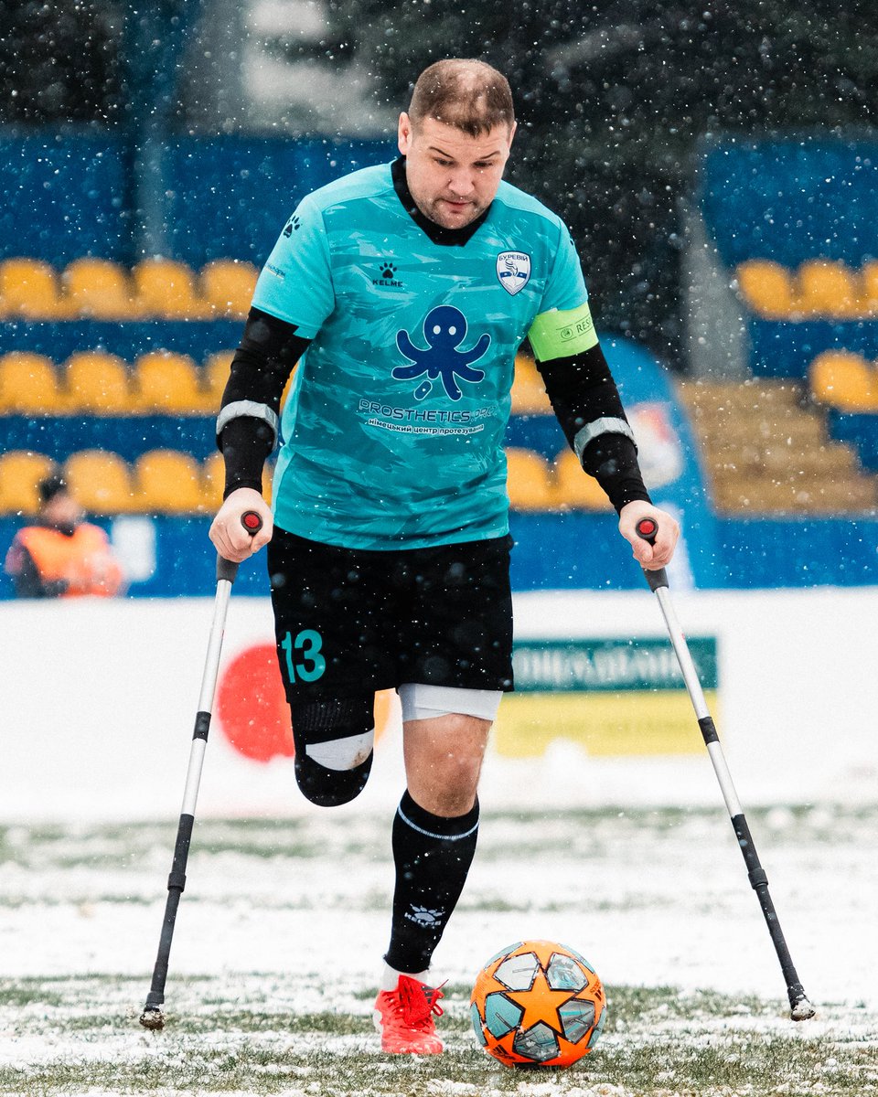 The snow is falling in Ukraine ❄️🇺🇦

🏆The final round of Ukrainian league action took place over the weekend, no matter the conditions. 

🩼#AmputeeFootball