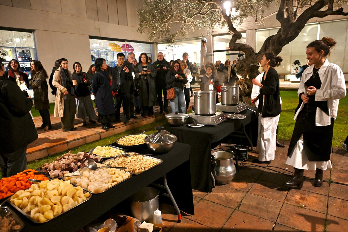 fundaciomiro's tweet photo. 🌟 La tarda de dissabte va ser un moment màgic a la Fundació!

No només pel fet de reencarnar una performance de fa 43 anys de Joan Brossa i Xavier Olivé, sinó per les més de 100 persones que ens van acompanyar pels quatre moments gastronòmics i artístics en diversos espais de la #FundacióMiró. 

🙏🏼 Gràcies a Laia Fabre, Liminal, Lucia Planas, Frank Prat, Sofia Kret i a tot l'equip de col•laboradors que han participat al projecte.

Us esperem als propers moments màgics que viurem amb el cicle de Reencarnacions, que celebren els 50 anys de la Fundació! https://t.co/Wm0xkJ8TLX

#LaMiró50Anys