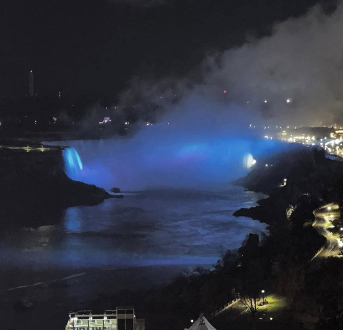 FairfaxRowan's tweet image. Nature knows how to put on a show!

#NiagaraFalls #NightLights #SpectacularViews #NatureBeauty #WaterfallMagic #canada