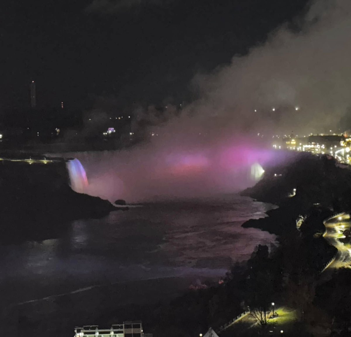 FairfaxRowan's tweet image. Nature knows how to put on a show!

#NiagaraFalls #NightLights #SpectacularViews #NatureBeauty #WaterfallMagic #canada