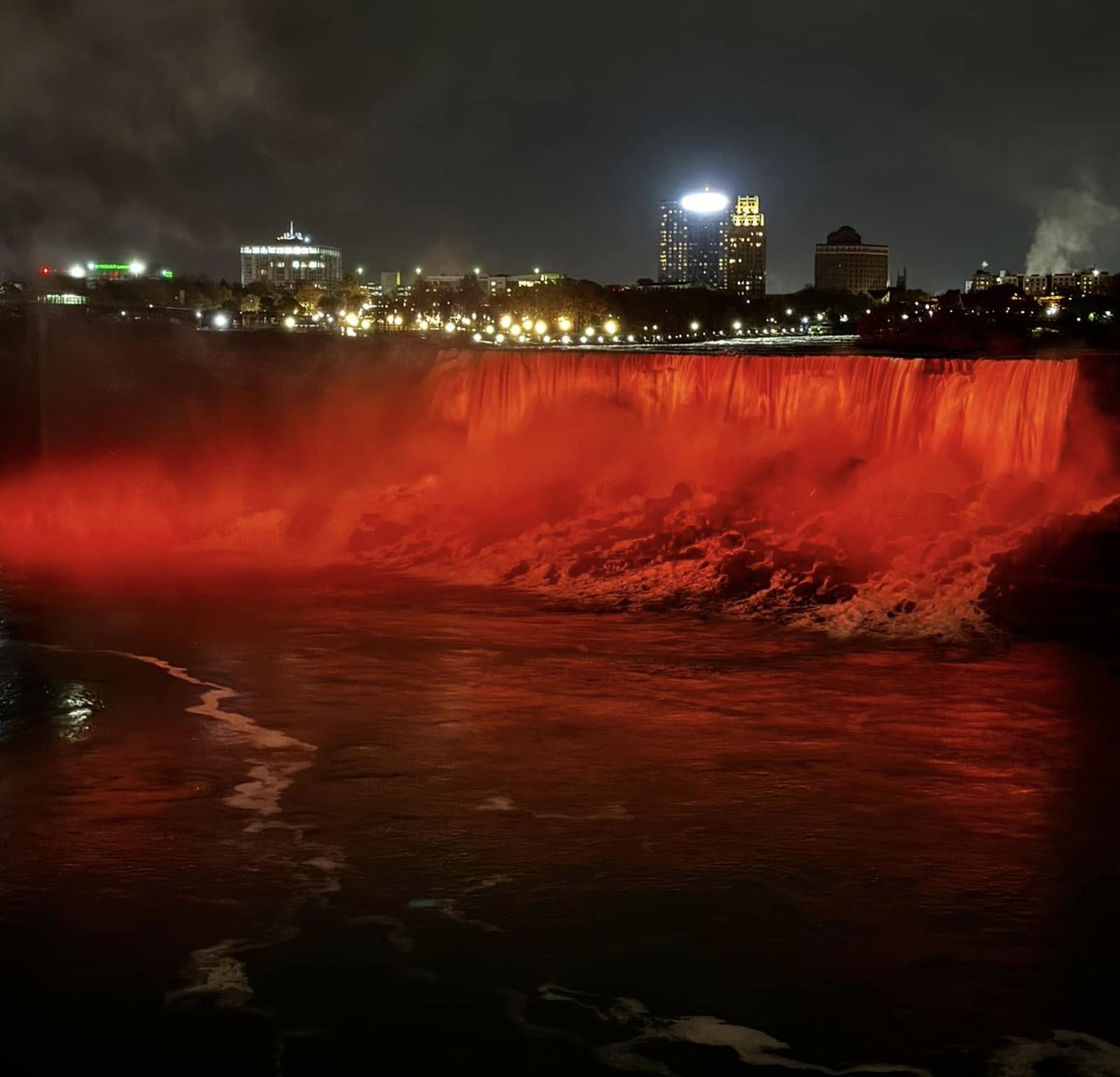 FairfaxRowan's tweet image. Nature knows how to put on a show!

#NiagaraFalls #NightLights #SpectacularViews #NatureBeauty #WaterfallMagic #canada