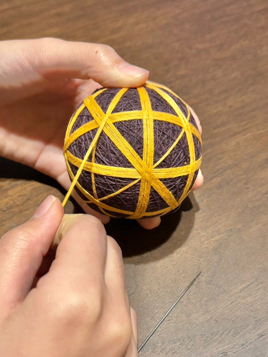 最近の私💐　

全然投稿していませんでしたが…　

私は元気です😁　

ラグジュアリーホテル向けの大きい手まりをひたすら作っています🧵