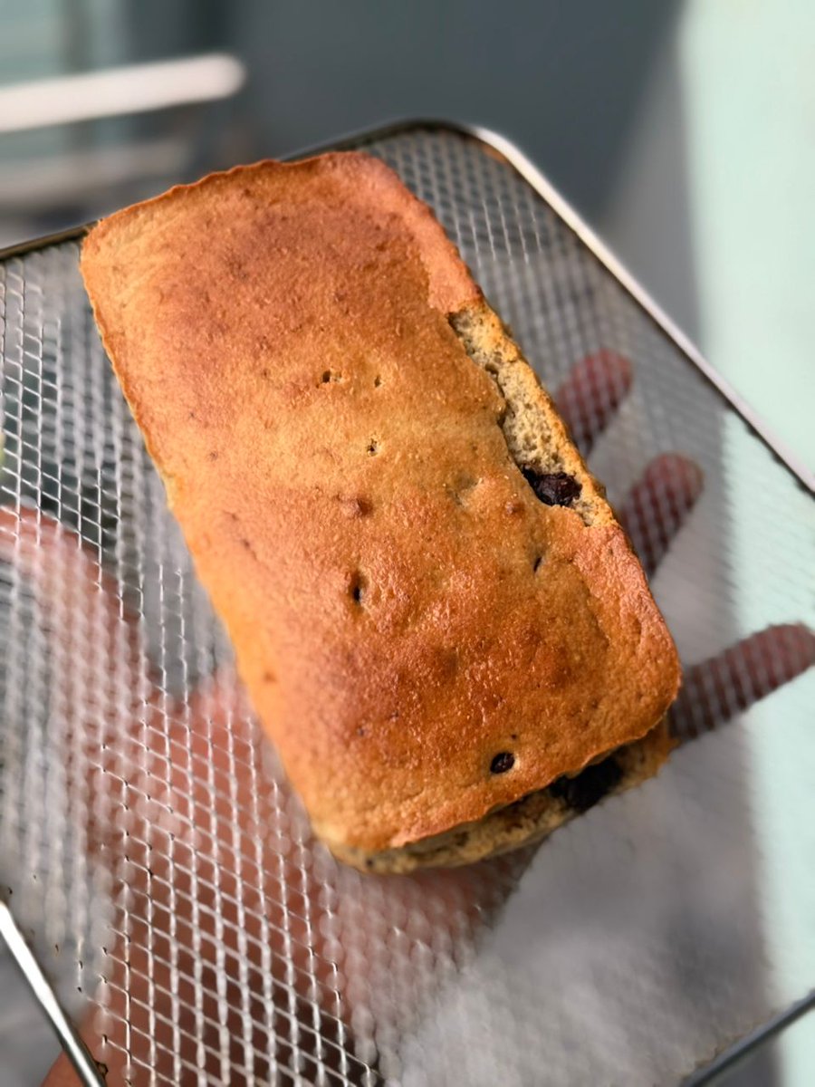 pancake_boss_'s tweet photo. was watching MasterChef like I normally do and suddenly got inspired to bake this scrumptious oat cake. It turned out sooooo yummy and fluffy. Let’s get 30 likes on this post and I’ll drop the recipe 🥰🥰🥰🥰 https://t.co/eNDLZ9CQkY