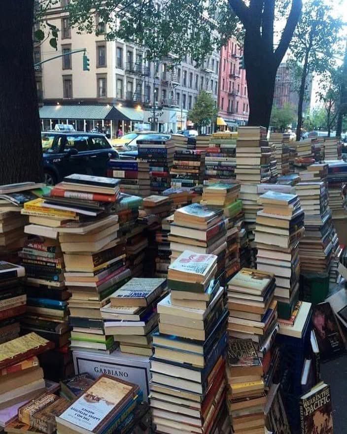 «De los diversos instrumentos inventados por el hombre, el más asombroso es el libro; todos los demás son extensiones de su cuerpo… Sólo el libro es una extensión de la imaginación y la memoria».

Jorge Luis Borges ✍️