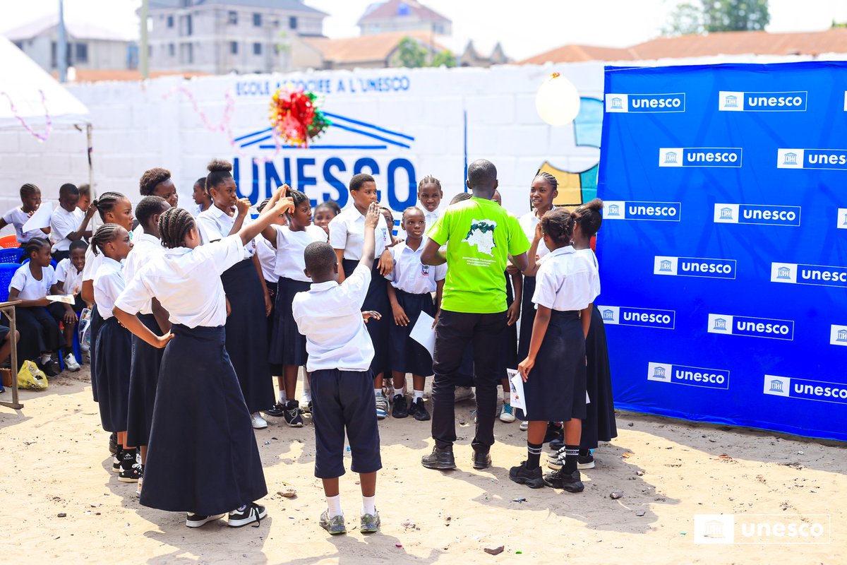 UNESCOKinshasa's tweet photo. 🌍 L'UNESCO poursuit l’éducation environnementale : plus de 300 élèves sensibilisés à la promotion du programme #ÉcolesVertes en RDC

📅 Les 12 et 13 décembre 2025, l’#UNESCO, en collaboration avec la Coordination des réseaux des écoles associées (#AspNet), a sensibilisé plus de 300 #élèves, une centaine de #filles, au rôle vital du #BassinDuCongo dans la régulation climatique mondiale et à l’importance d’adopter le programme Écoles Vertes. 
☑️ Corps enseignant, promoteurs, personnels administratifs et élèves de trois écoles de #Kinshasa (Be‑Léonnie, ITM/N’Sele et Buanya/Kalamu) ont été renforcés pour mieux répondre aux enjeux liés à l’#écologie, à la #biodiversité et à la gestion d’un #environnement scolaire durable. 
☑️  Initiative saluée par les responsables d'écoles visitées. A l’Institut Technique Médical le Directeur a annoncé la création prochaine d’un club scientifique dédié à la #gouvernance environnementale.
📍 Cette action s’inscrit pleinement dans le mandat de l’UNESCO qui accompagne la #RDC dans la promotion d’une éducation inclusive, responsable et tournée vers le #développementdurable.
🤝 Ensemble, construisons une génération engagée pour la protection de notre #planète.

#RDC #UNESCO #Jeunesse #Environnement
#ProgrammeEcolesVertes #Climat #CouloirVertKivuKinshasa