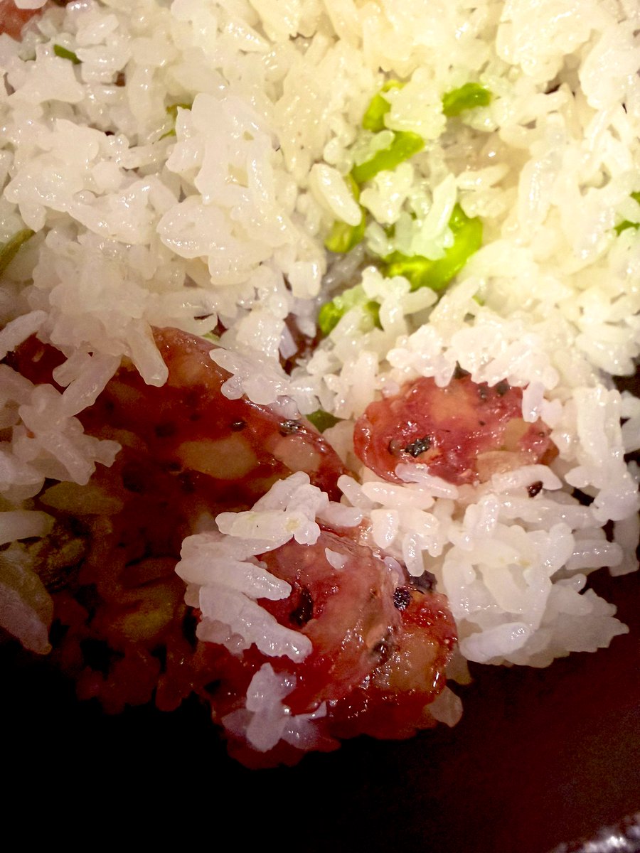 今年第一顿蚕豆米焖饭，用了黑松露香肠。今年自己研发的香肠还在不断改进中，整点过年亲戚朋友一家送点尝尝👍