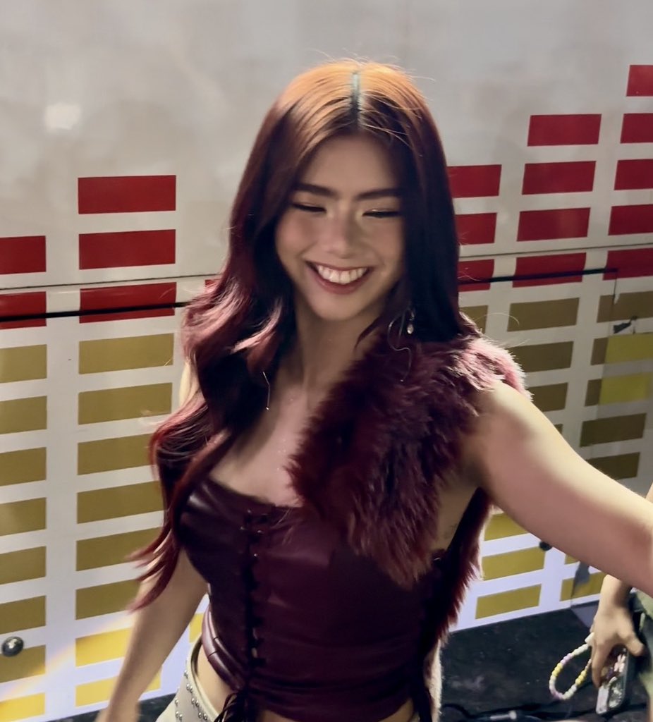 fierymikha's tweet photo. always so smiley, so much love for you, pretty girl 😭❤️ https://t.co/HSG8dknqY6