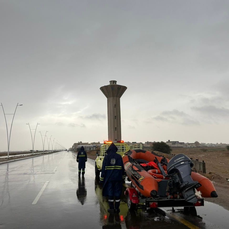 صور | الدفاع المدني في الرياض يتابع ميدانيا الحالة المطرية ويعزز إجراءات السلامة 