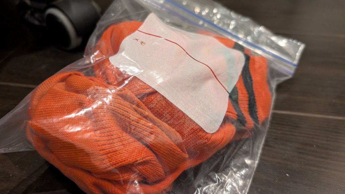 練習終わって帰りにカツ丼食ってたらジップロックが膨れてる（笑）
絶対靴下足臭い。。