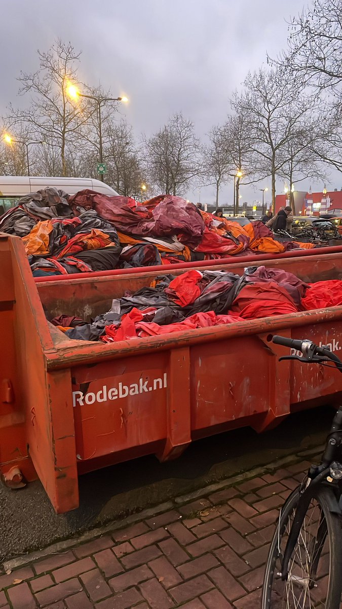 ErwinHengelo's tweet photo. Supper sfeer actie van de ultras,weken mee bezig en het eindigt gewoon ik een container...
#twegae #fctwente #vakp #ultras91 https://t.co/FSrtX5GrAV