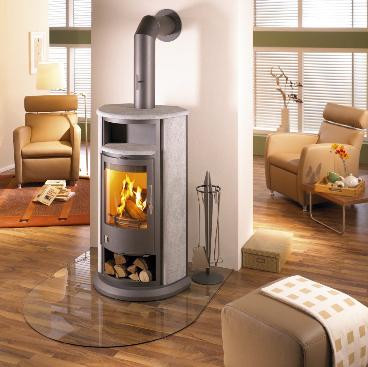 Türdichtungen kontrollieren

Undichtigkeiten an der Feuerraumtür können den Abbrand beeinträchtigen. Ein einfacher Test: Ein Blatt Papier zwischen Tür und Ofen legen, schließen und vorsichtig ziehen. Lässt sich das Blatt leicht herausziehen, schließt die Tür nicht mehr bündig. In