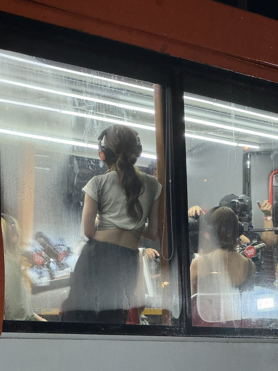 mikhahive's tweet image. TAINA COLET SANDAAAAAL LADLSGDJA ANG ATTRACTIVE SHUTA 

BINI WISH BUS ROADSHOW

#BINIatEtonCentris
#BINIonWishBus #BINI