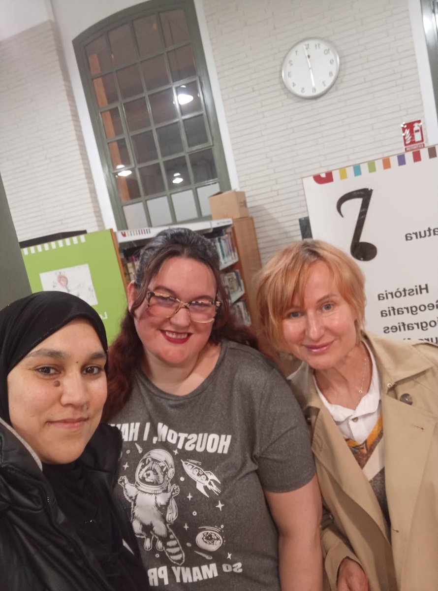 cpnlsccanoia's tweet photo. 😀Les pràctiques lingüístiques són una part important dels cursos: l'alumnat del nivell Bàsic 2 del Servei Local de Català d’Igualada fa servir allò que ha après a l'aula a la @Biblioteca d’Igualada i al @Museu de la Pell. Moltes gràcies per la col·laboració! https://t.co/SSNqCWTOqr