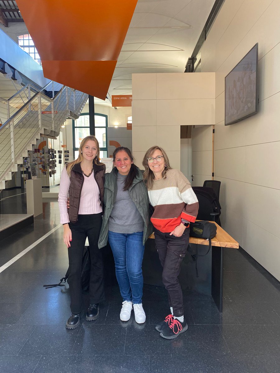 cpnlsccanoia's tweet photo. 😀Les pràctiques lingüístiques són una part important dels cursos: l'alumnat del nivell Bàsic 2 del Servei Local de Català d’Igualada fa servir allò que ha après a l'aula a la @Biblioteca d’Igualada i al @Museu de la Pell. Moltes gràcies per la col·laboració! https://t.co/SSNqCWTOqr