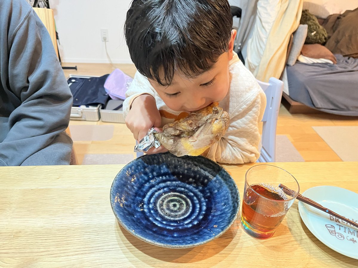 ただいま大阪！
美味しかったし、楽しかったし、なんせ美味しかった🤤
お土産に骨付鳥を買って帰ったら、小1男子がかぶりついておりました。
四国いいとこやったな〜
また行きたいな〜