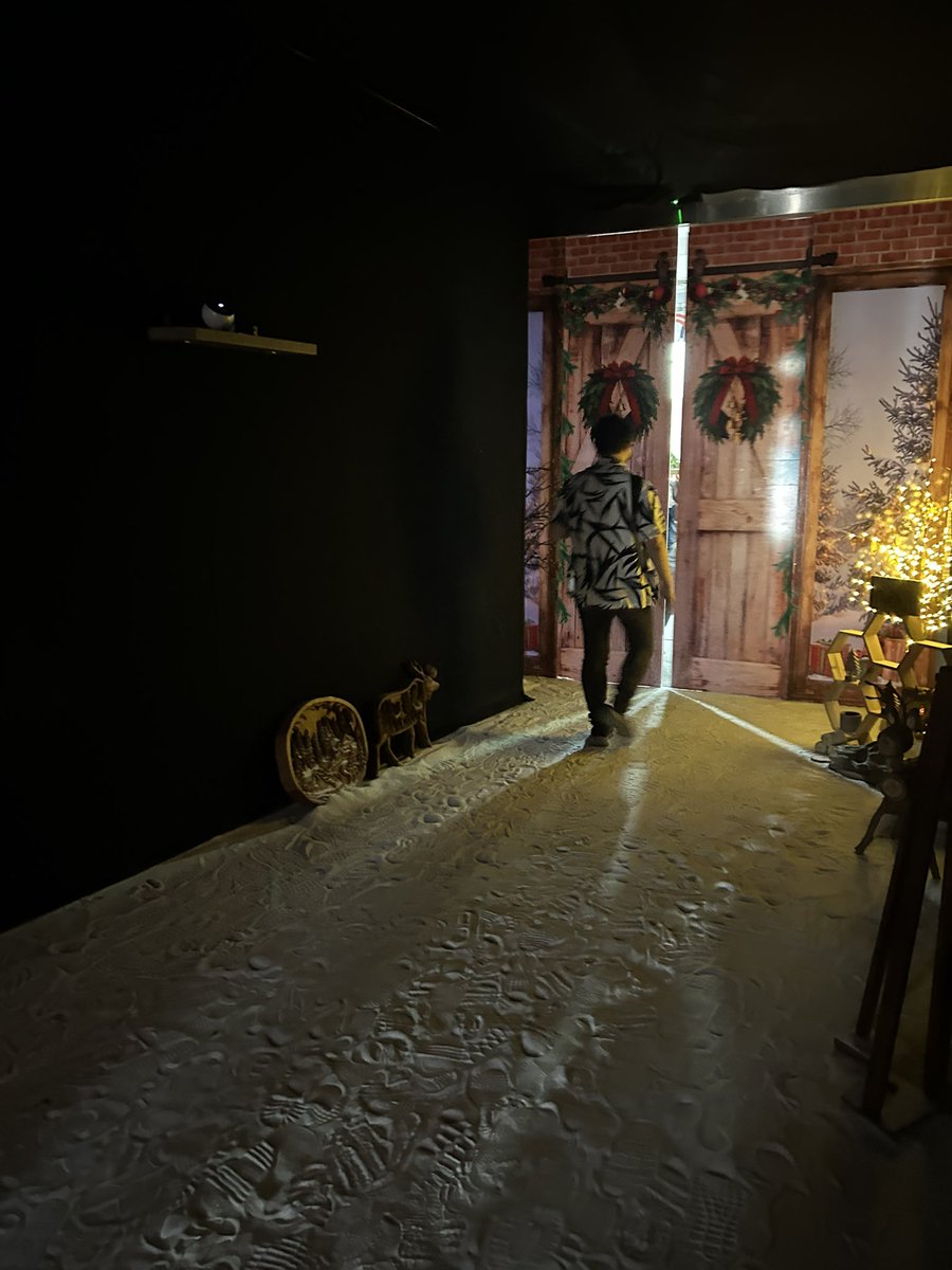 アソークのInterchange Tower南側の入り口の透明ガラスの自動ドアがクリスマス模様に変わった。入ってみると、中は白い雪とクリスマスツリーがの世界だった。