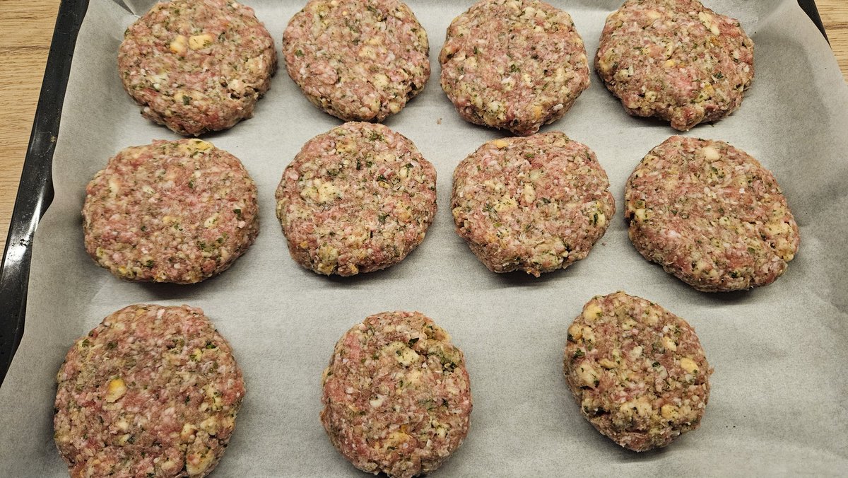 Heute in der Weihnachtsbäckerei: Mohnstrudel aus der Kastenform, mit Zimt und gemahlenen Nelken und jetzt kommen die Pralinen in den Ofen 😜