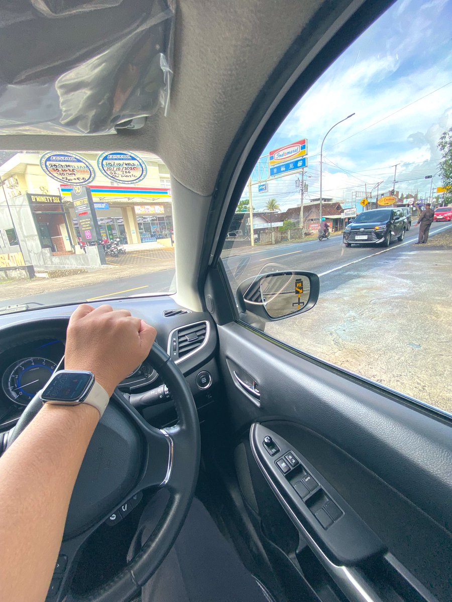 LookingLtr's tweet image. tadi senin kalian gmn ges? seninku tumben sat set bgt #GayJogja