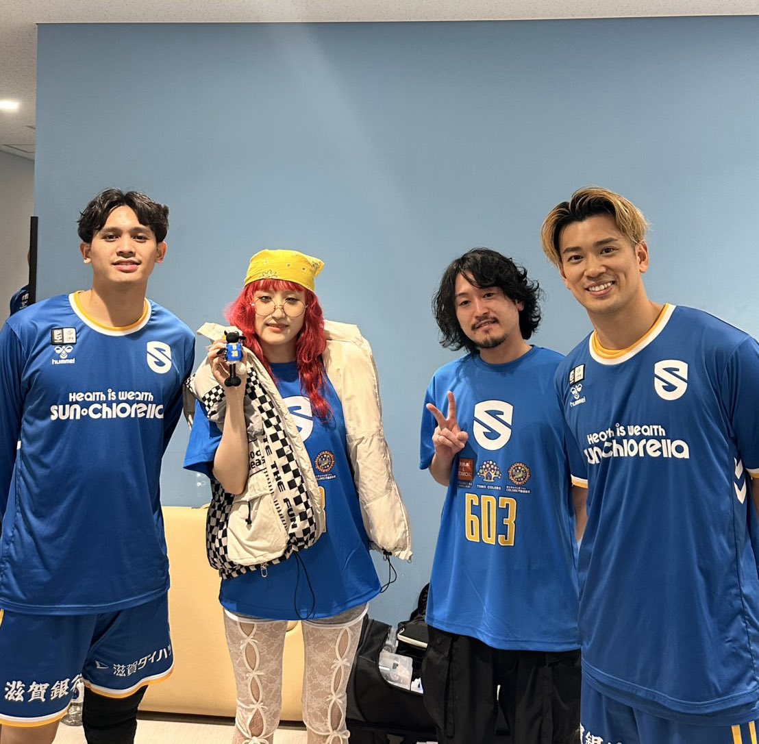 tinajnrm's tweet photo. 昨日のPresented by colors工務店
滋賀レイクスVS 長崎ヴェルカ
ハーフタイムショーで歌わせていただきました！

田原隆徳選手・游 艾喆選手とお写真撮らせていただきありがとうございました！
皆さんお疲れ様でした！

Let’s go, Lakes！ 
#滋賀レイクス　#Bリーグ  
#バスケットLIVE https://t.co/a5cyxg38gf