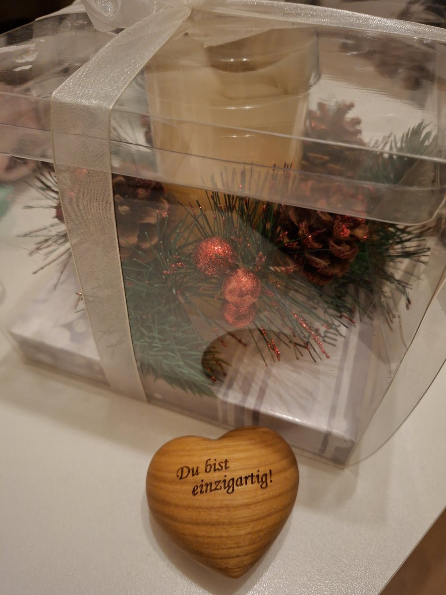 Wunderschönes Nageldesign bekommen und culinarisch verwöhnt worden und beschenkt. 
Tollen Tag mit Freunden gehabt gestern. ❤️