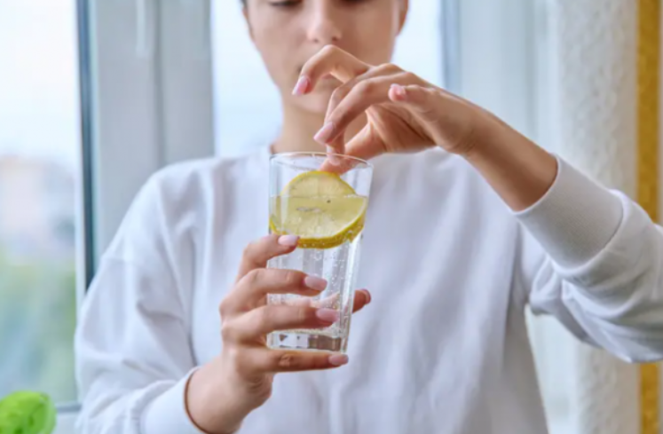 ليمون وملح أسود .. وصفة صباحية بـ10 فوائد غير متوقعة 