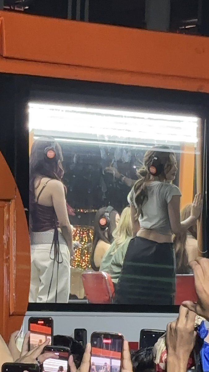 binibeNya's tweet image. GWEN IUWI MO NA AKO PARANG-AWA! INAAKIT AKO NI COLET

BINI WISH BUS ROADSHOW

#BINIatEtonCentris
#BINIonWishBus #BINI