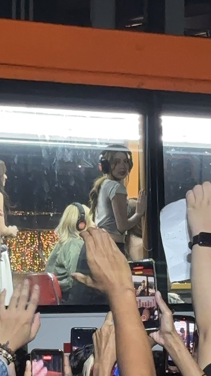 binibeNya's tweet image. GWEN IUWI MO NA AKO PARANG-AWA! INAAKIT AKO NI COLET

BINI WISH BUS ROADSHOW

#BINIatEtonCentris
#BINIonWishBus #BINI