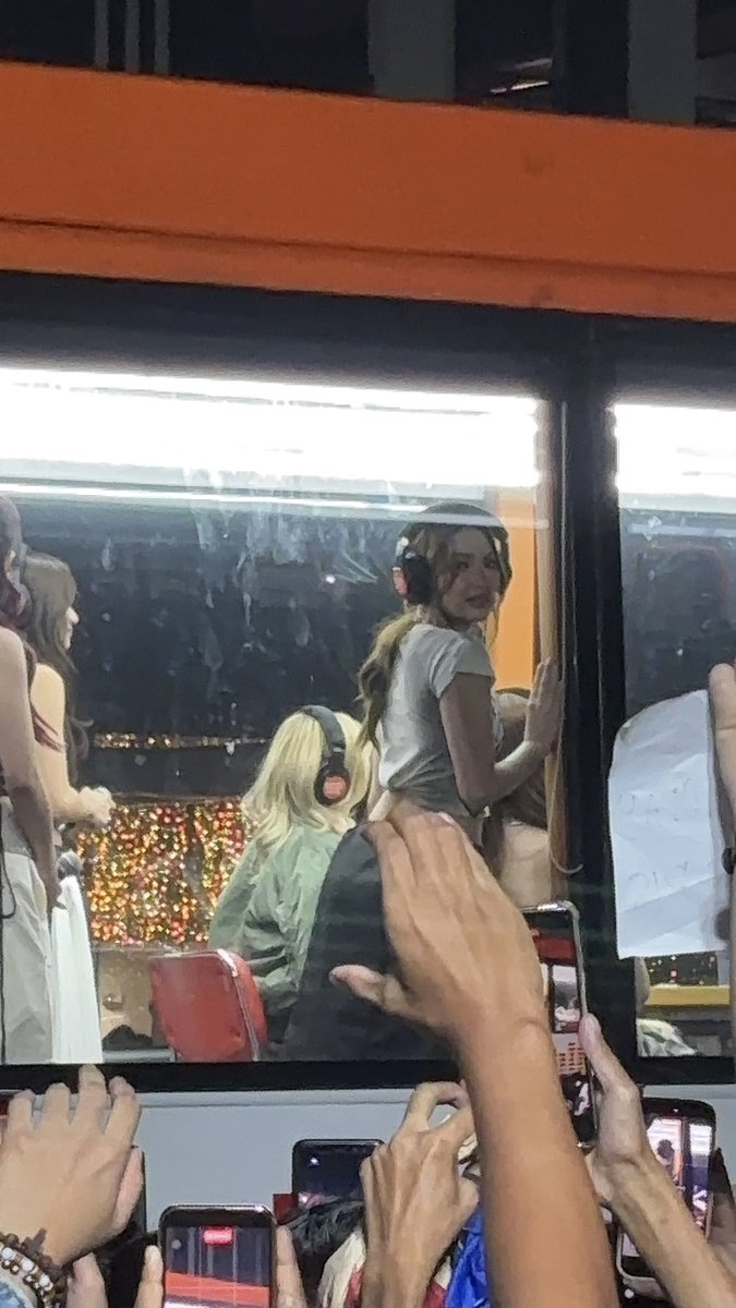 binibeNya's tweet image. GWEN IUWI MO NA AKO PARANG-AWA! INAAKIT AKO NI COLET

BINI WISH BUS ROADSHOW

#BINIatEtonCentris
#BINIonWishBus #BINI