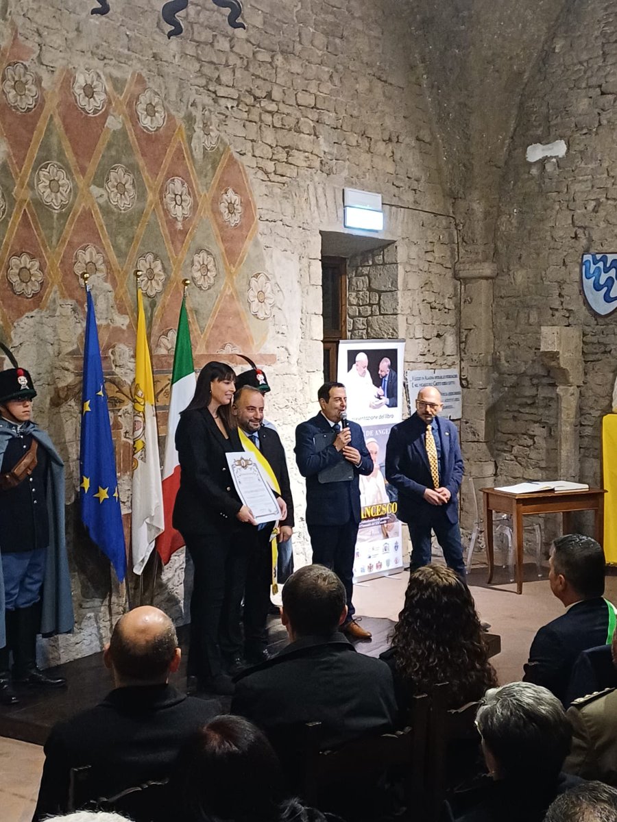 caramellabuona's tweet photo. Sabato 13 dicembre, nella suggestiva Sala dello Schiaffo ad Anagni, alla presenza delle autorità civili, militari e religiose, è stato conferito il Titolo Accademico di Merito dell'Accademia Bonifaciana alla nostra vice presidente 𝗔𝗻𝗻𝗮 𝗠𝗮𝗿𝗶𝗮 𝗣𝗶𝗹𝗼𝘇𝘇𝗶 https://t.co/UtnZlKy4A9